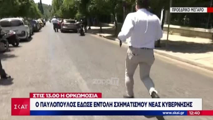 Δημοσιογράφος του ΣΚΑΪ κυνηγά τον Μητσοτάκη έξω από το Προεδρικό Μέγαρο- «Αγαλμα» η Μαρέβα (βίντεο)